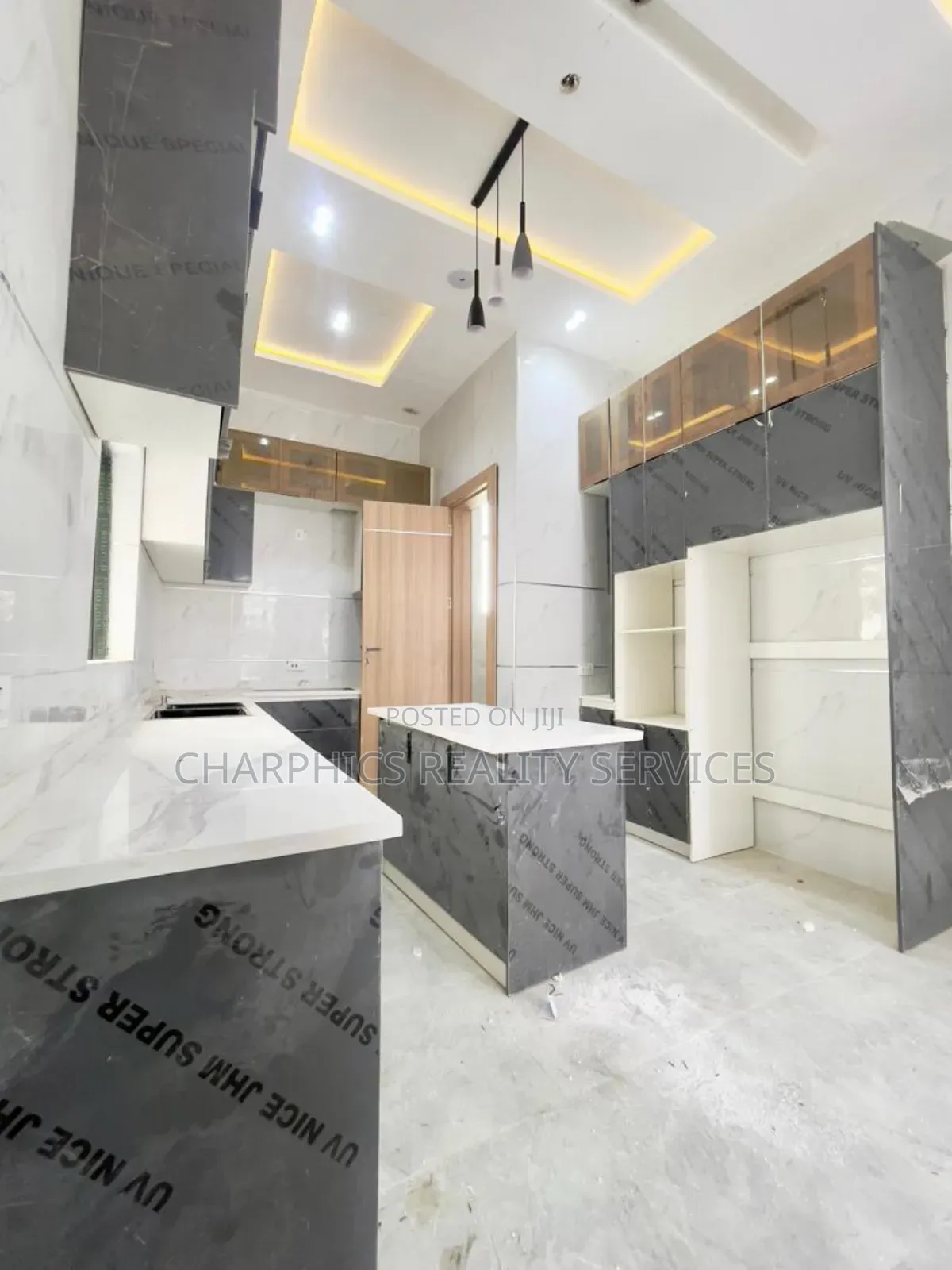 4bdrm Duplex in Chevron for sale in Chevron