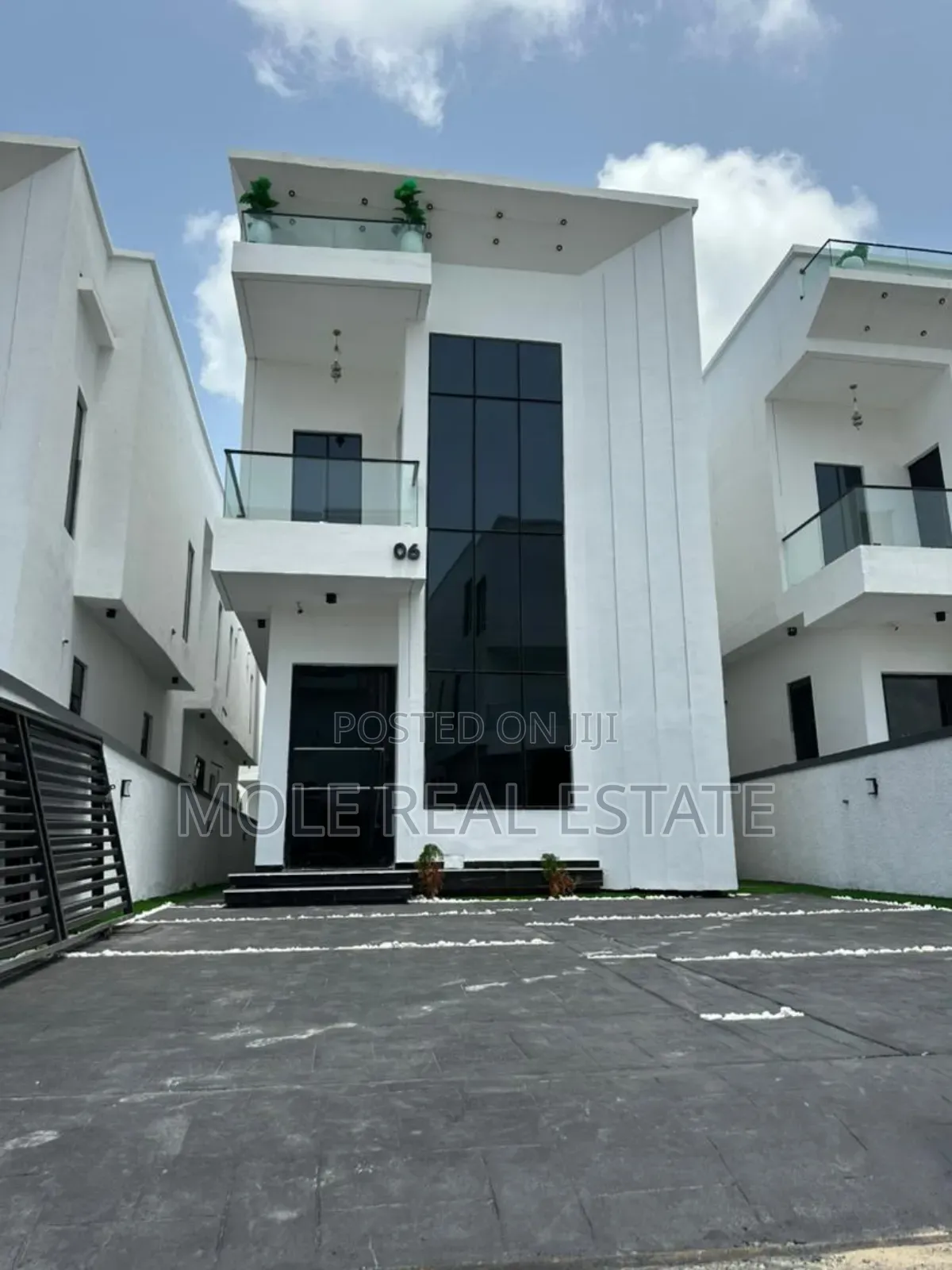 Furnished 5bdrm Duplex in Chevron for sale in Chevron