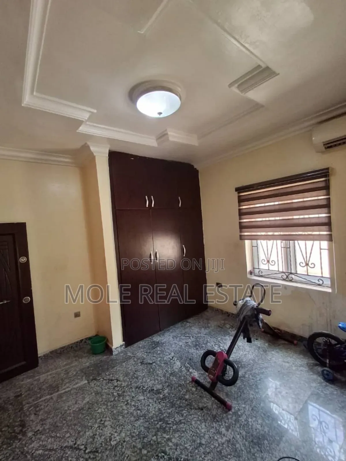 4,400sqm Fenced Onipan B/S Ikorodu Rd 3 No2 Stoey Structure in Onipanu