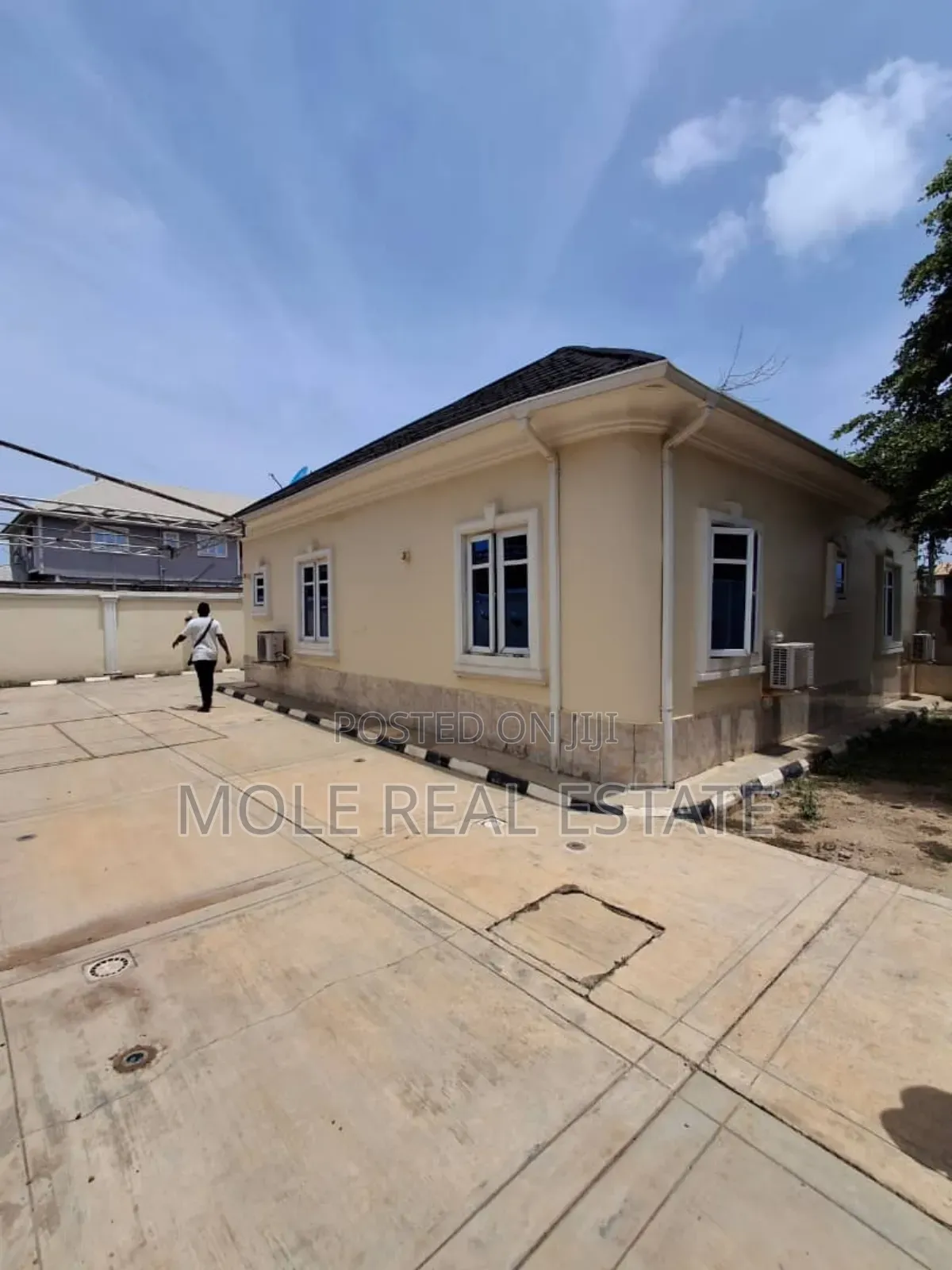 4,400sqm Fenced Onipan B/S Ikorodu Rd 3 No2 Stoey Structure in Onipanu