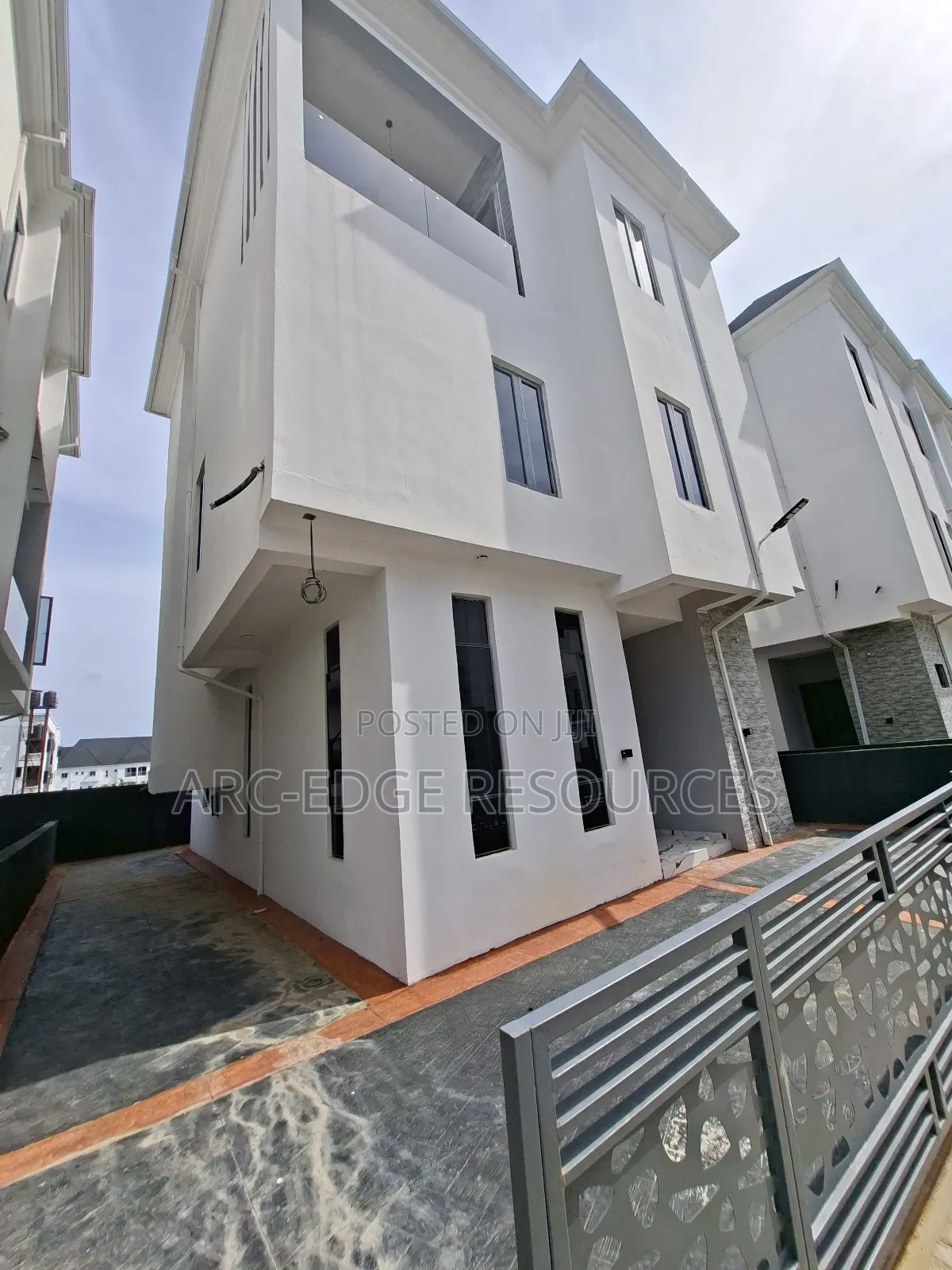 5bdrm Duplex in Ago Palace for sale in Ago Palace