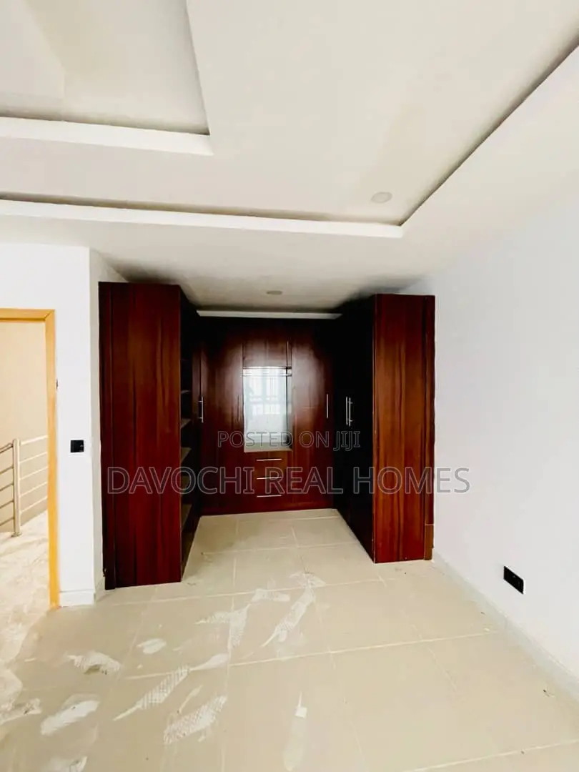 4bdrm Duplex in New Road, Chevron for rent in Chevron