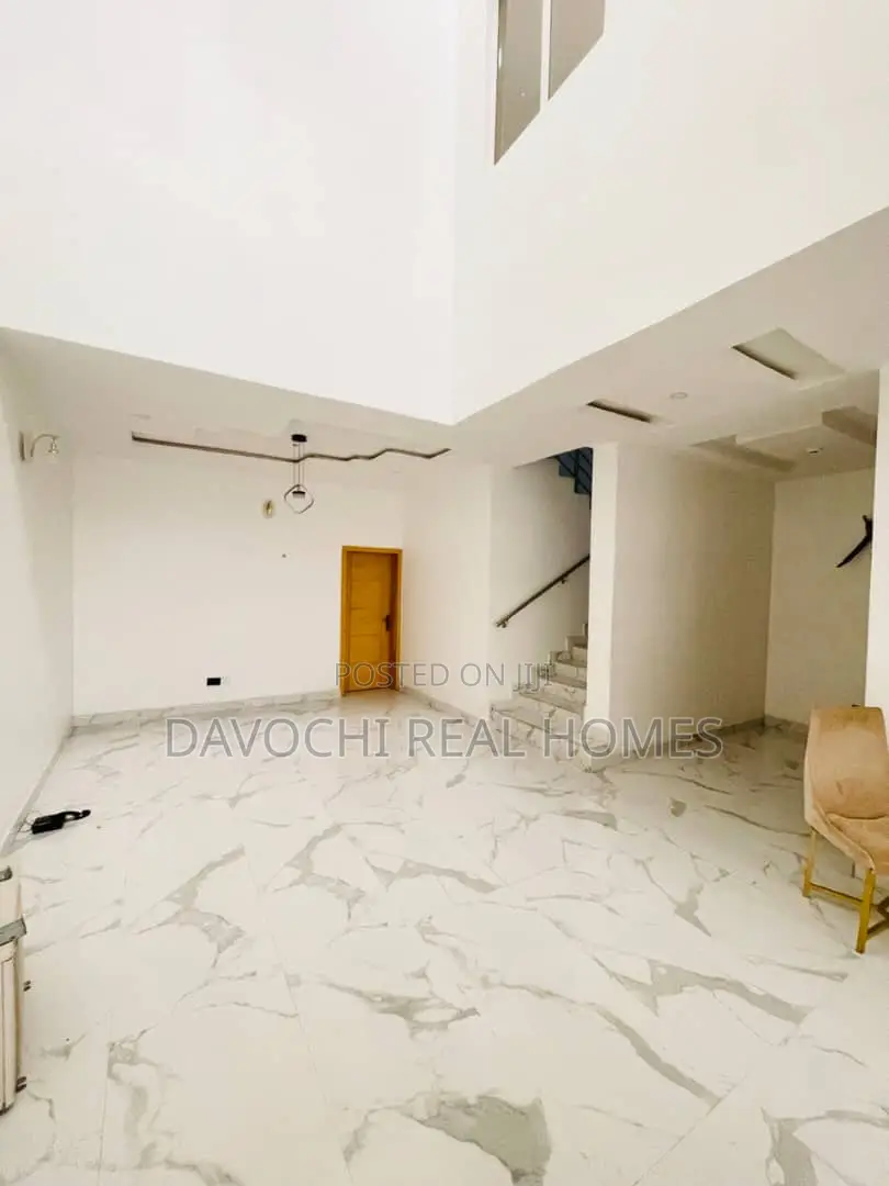 4bdrm Duplex in New Road, Chevron for rent in Chevron
