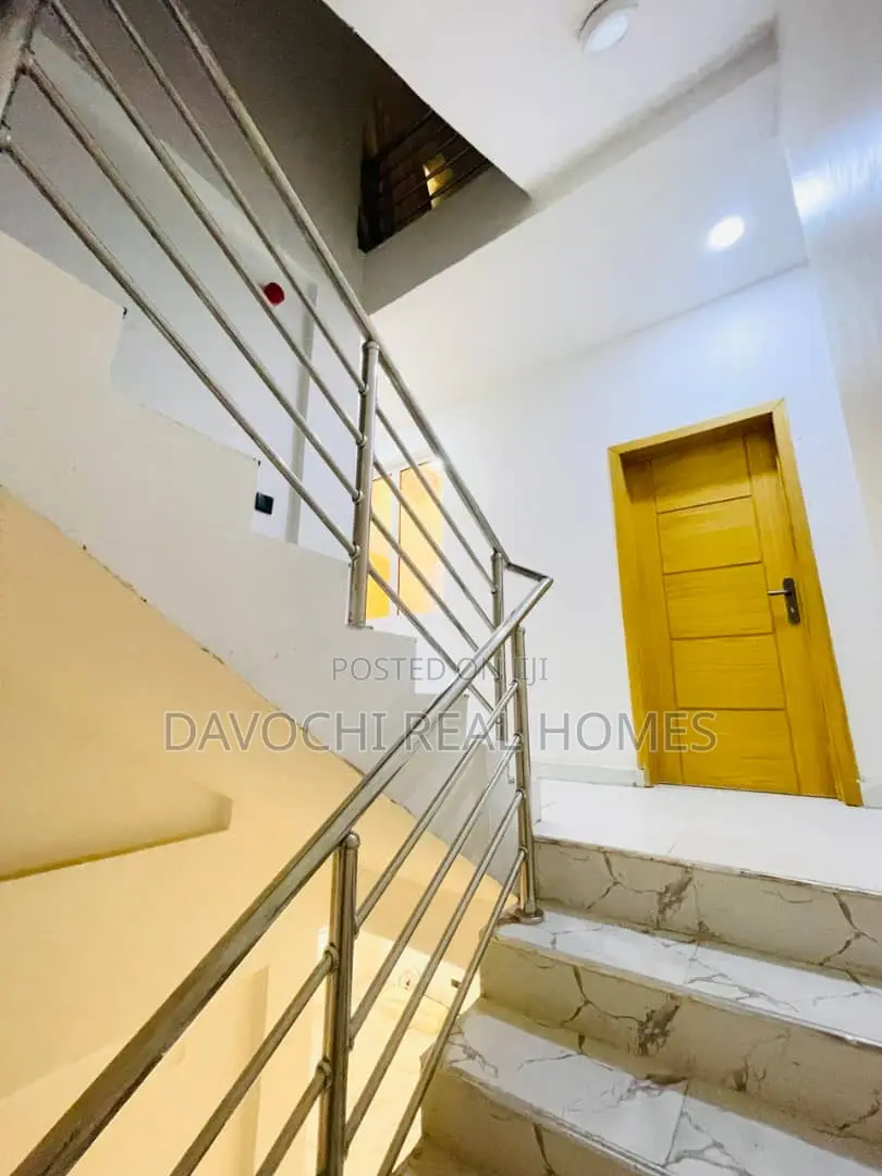 4bdrm Duplex in New Road, Chevron for rent in Chevron