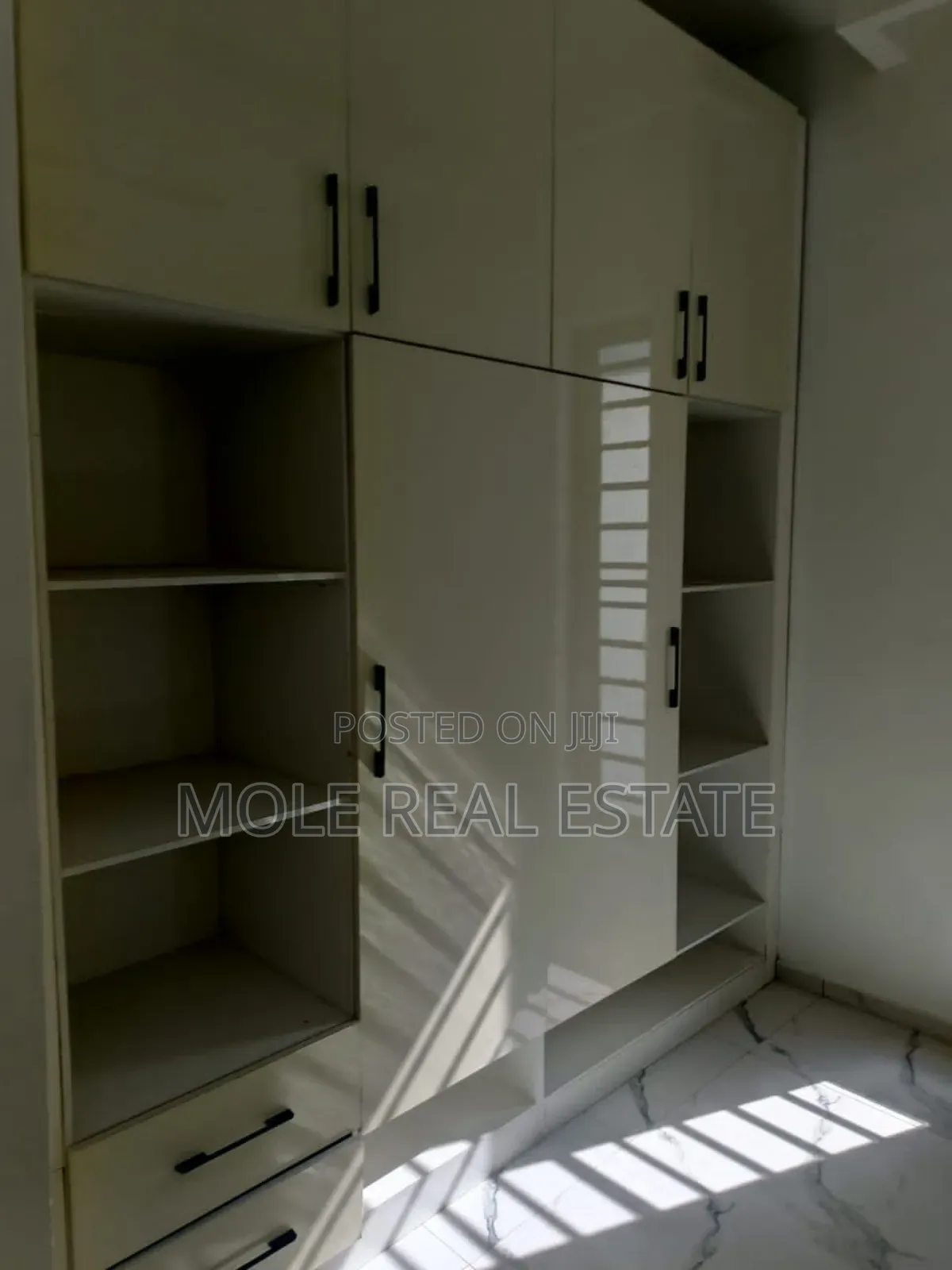 Furnished 3bdrm Block of Flats in Adeola Adeku, Victoria Island in Victoria Island
