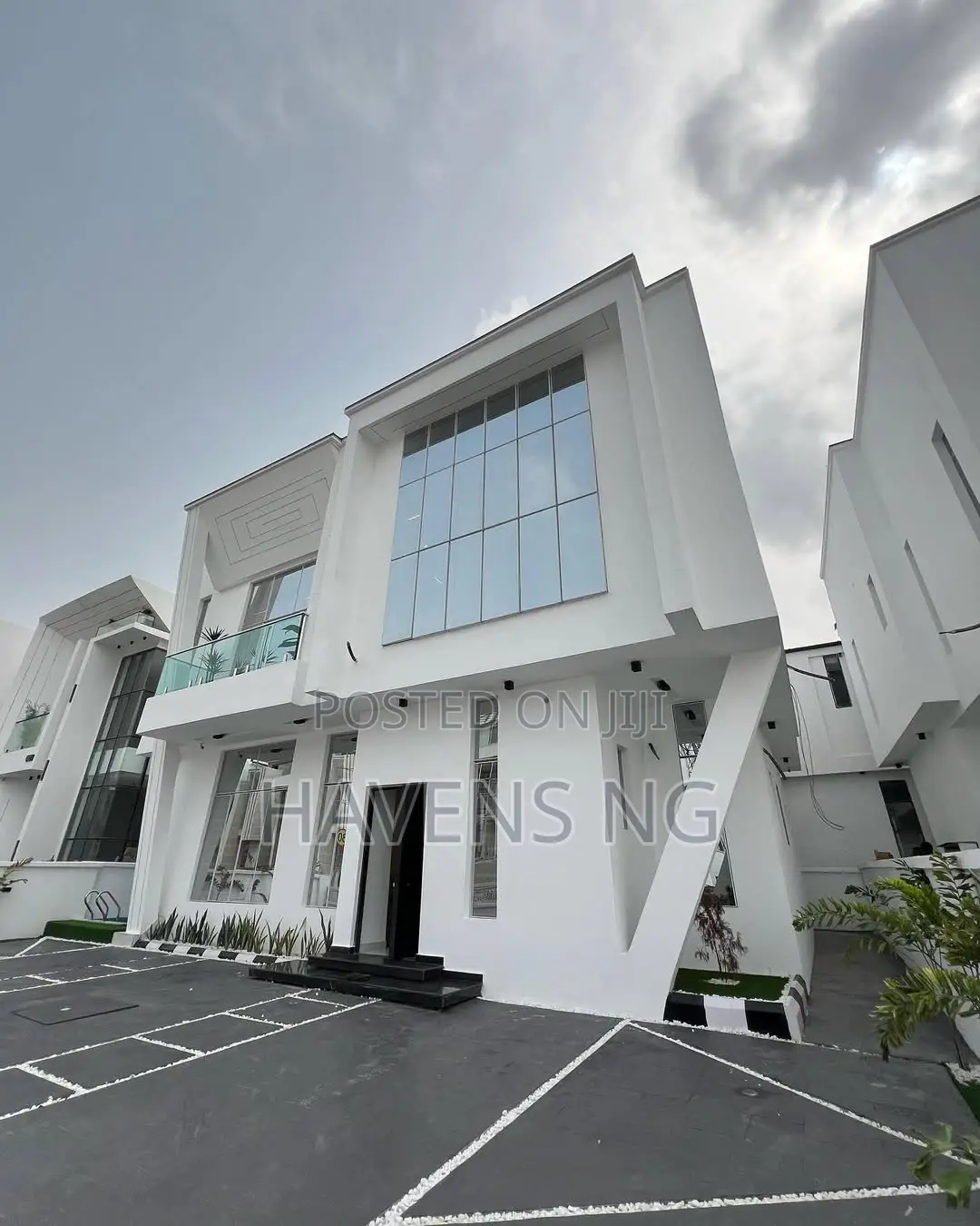 5bdrm Duplex in Chevron for sale in Chevron
