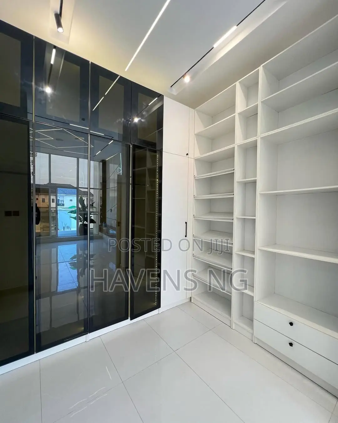 5bdrm Duplex in Chevron for sale in Chevron