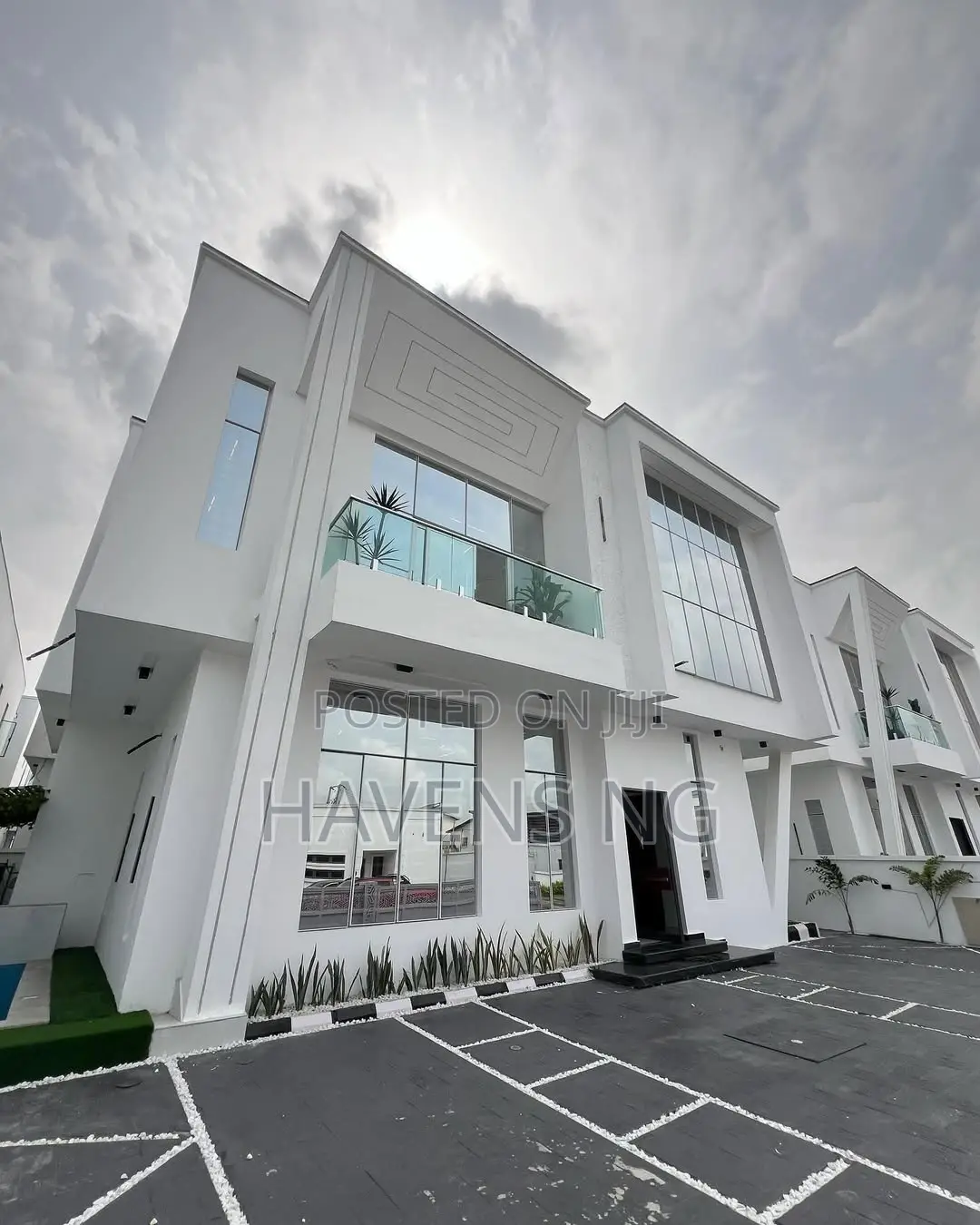 5bdrm Duplex in Chevron for sale in Chevron