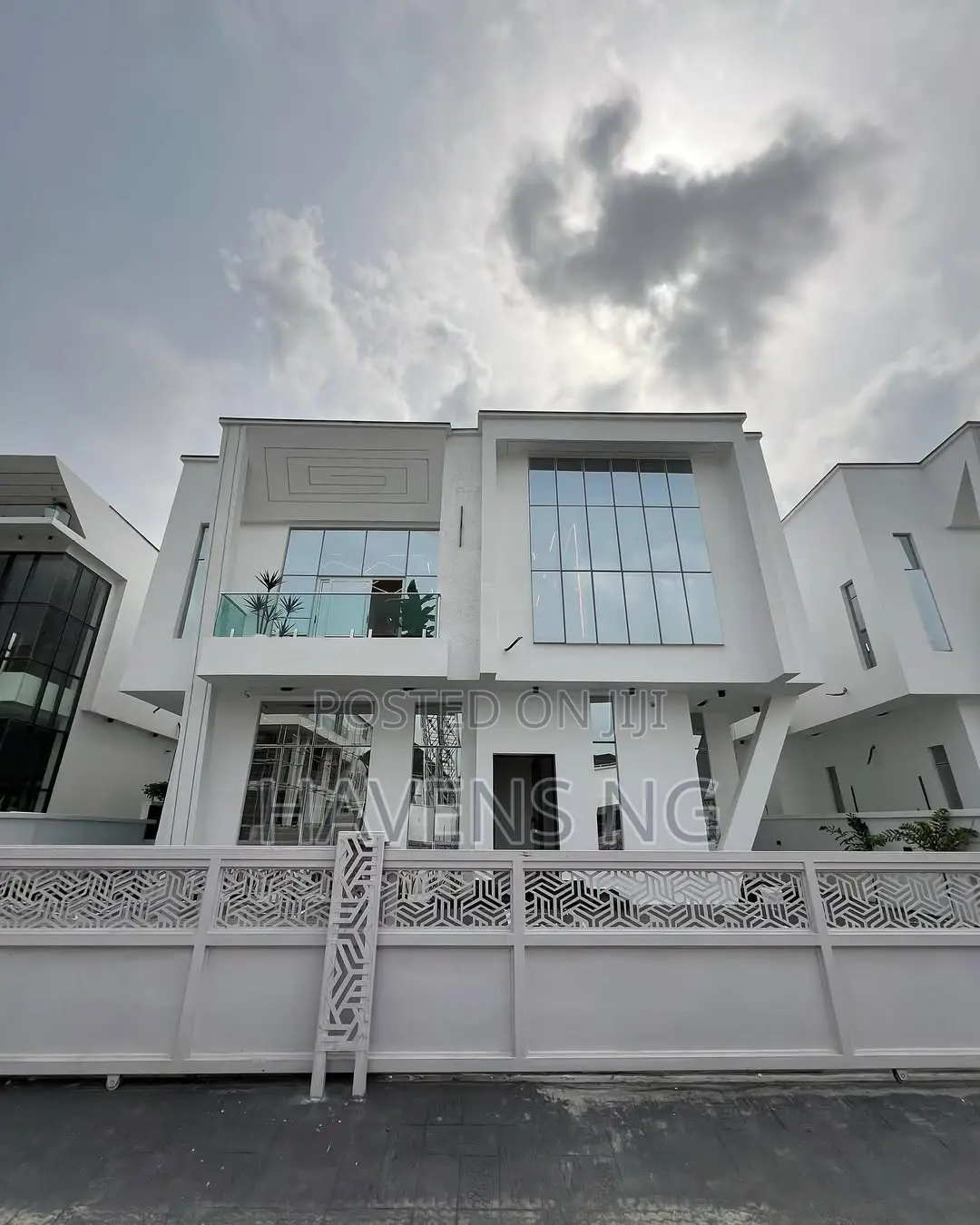 5bdrm Duplex in Chevron for sale in Chevron