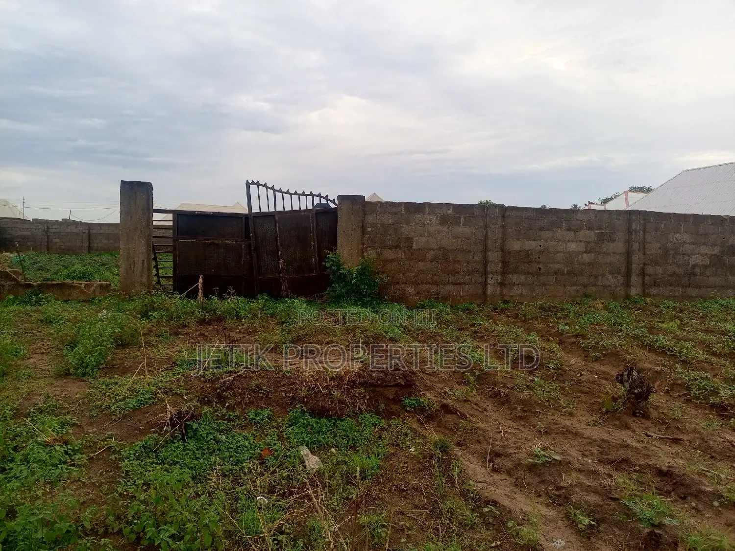 100x100 Plot of Land That Is Fenced in Makurdi