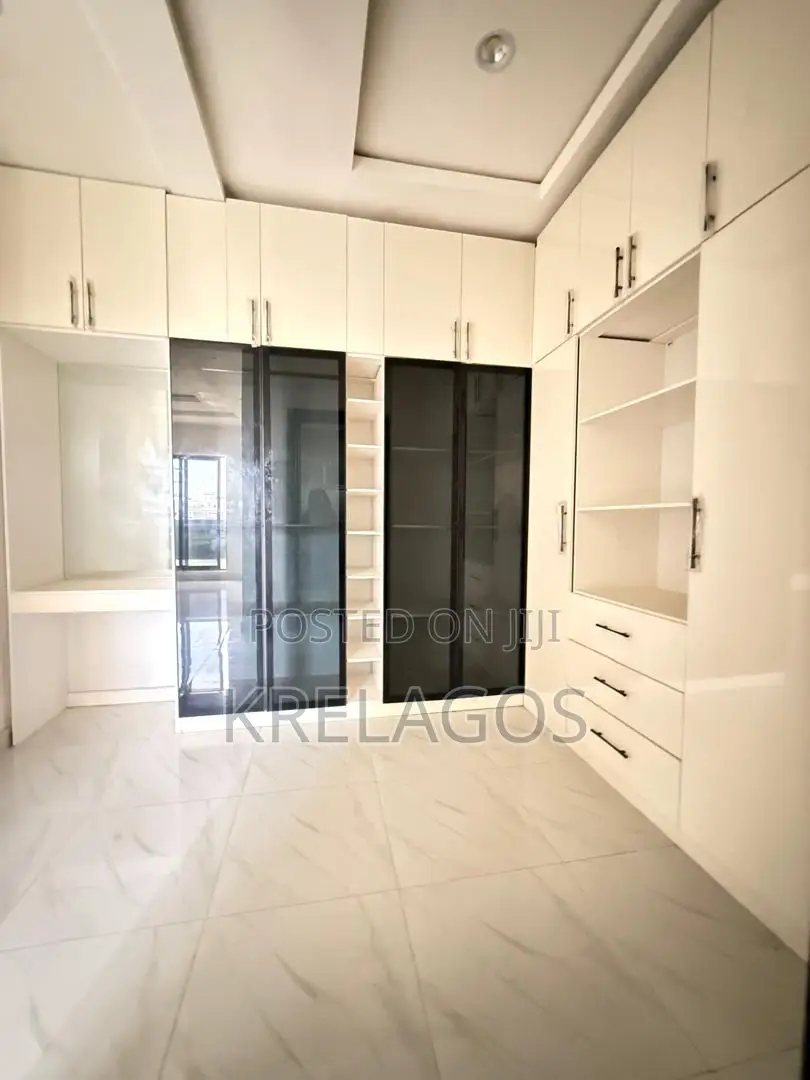 5bdrm Duplex in Ikate for sale in Ikate