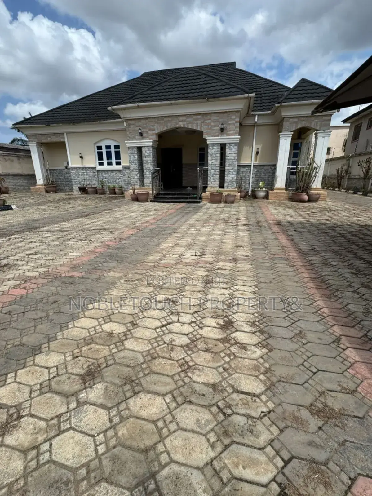 4bdrm Bungalow in Off Ikotun Idimu, Iseri Olofin for sale in Iseri Olofin