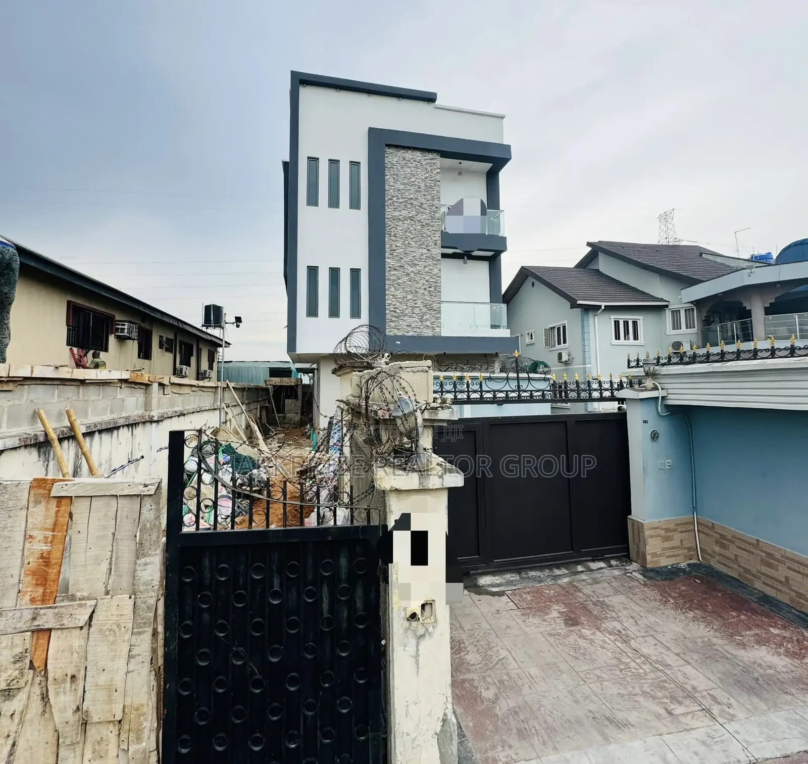 5bdrm Duplex in Ogudu Gra Phase 1 for sale in Ogudu GRA