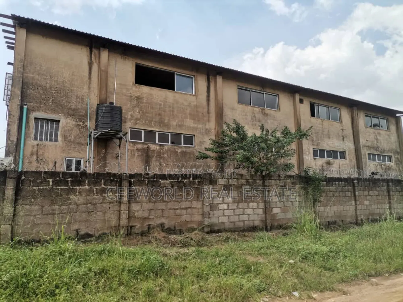 Warehouse About 800sqm for Sale at Oluyole Estate in Oluyole Estate
