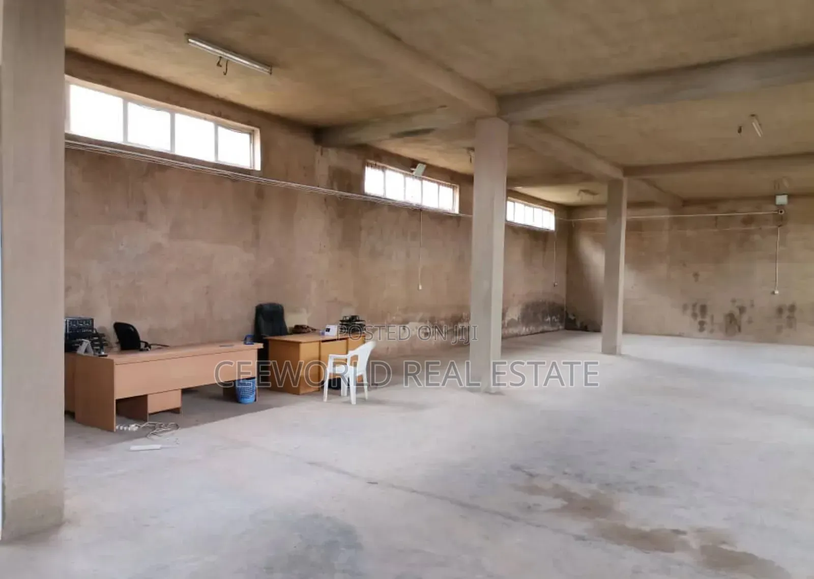 Warehouse About 800sqm for Sale at Oluyole Estate in Oluyole Estate