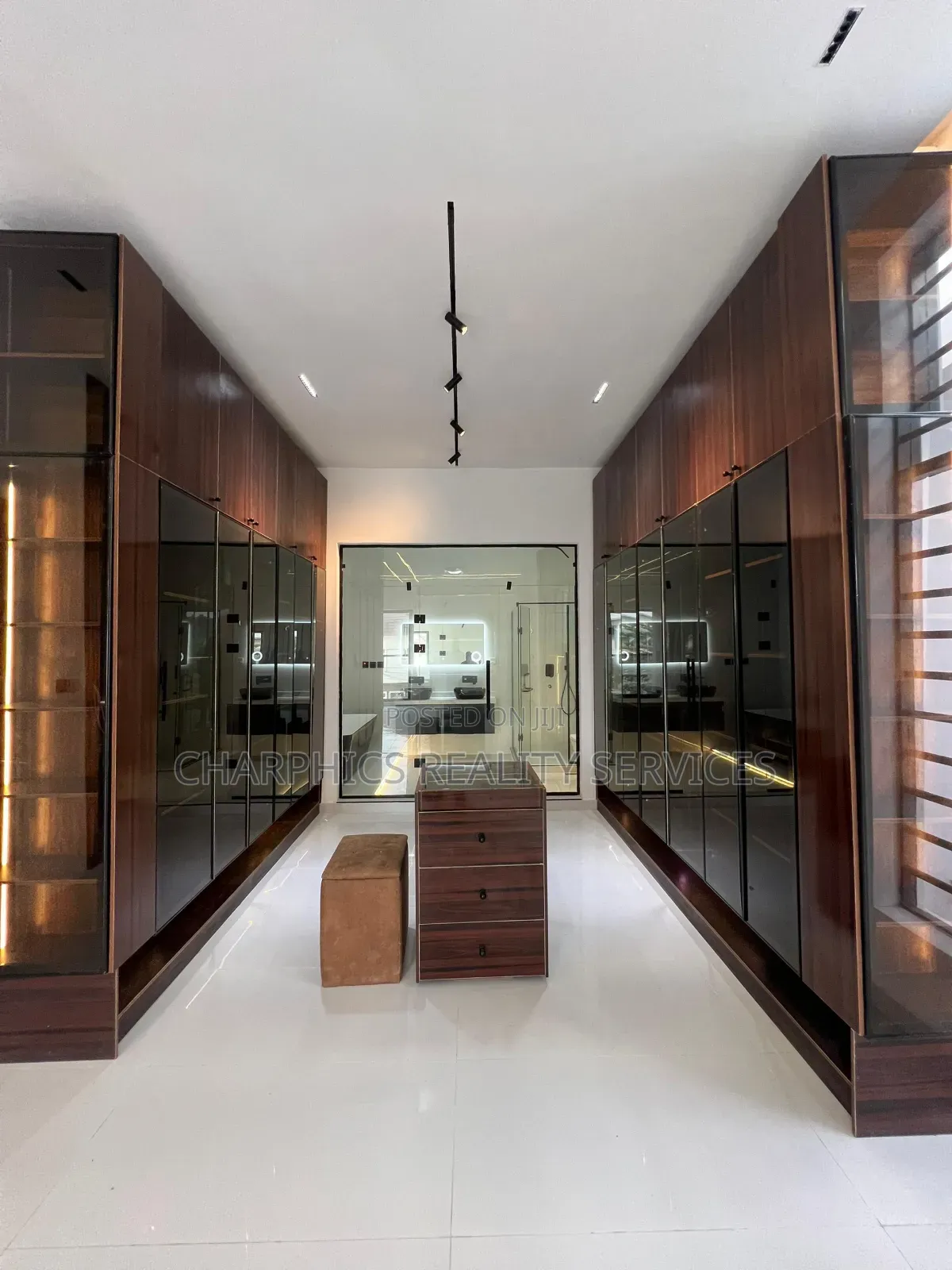 5bdrm Duplex in Agungi for sale in Agungi