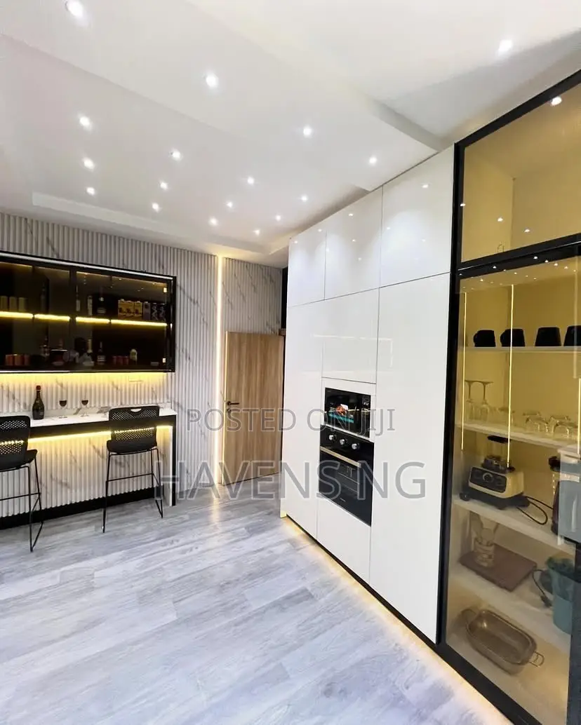 Luxury 3-Bedroom Apartment With Private Bar and Smoking Area in Jahi