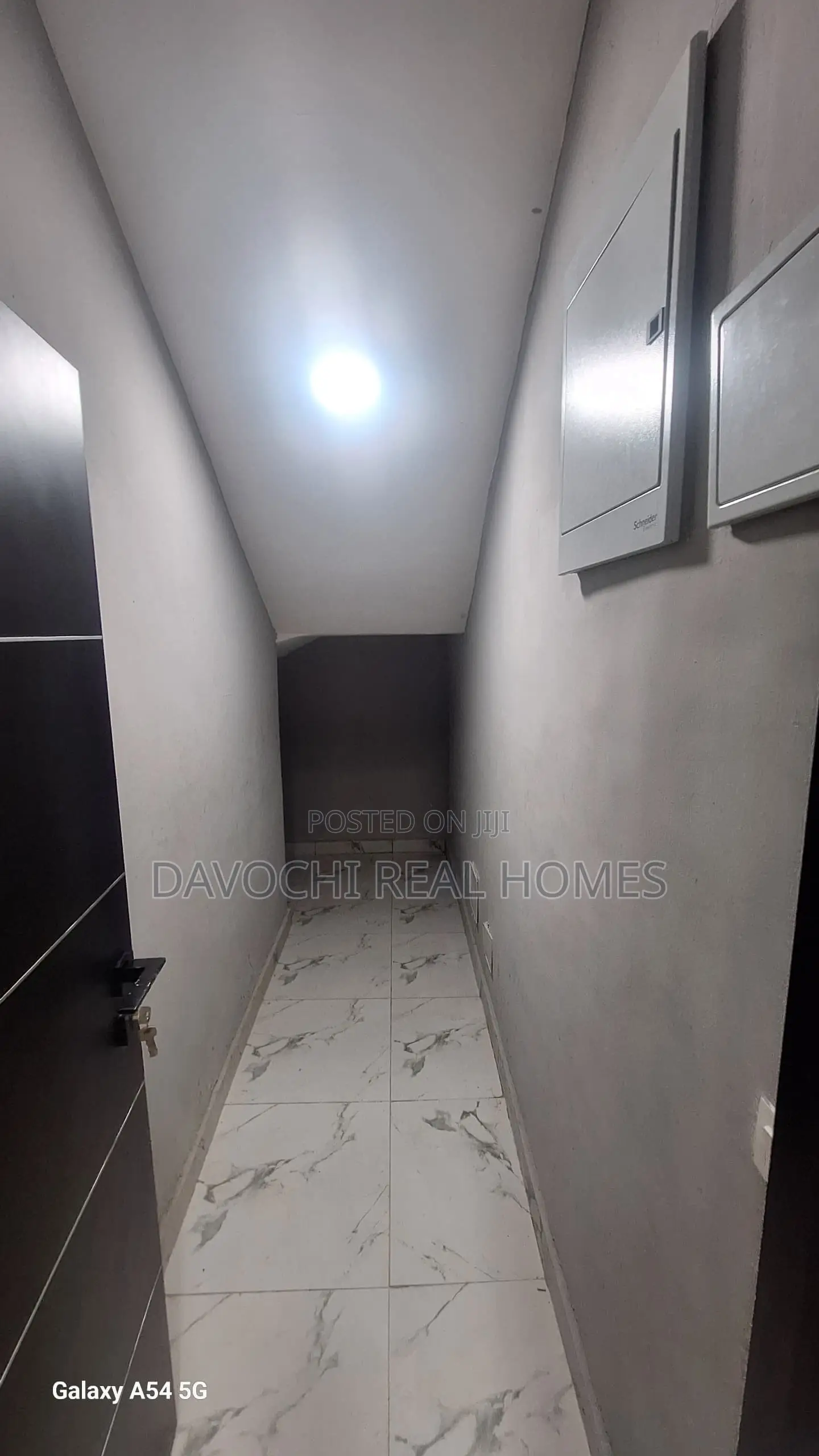 3bdrm Duplex in Bakare Estate, for rent in Agungi