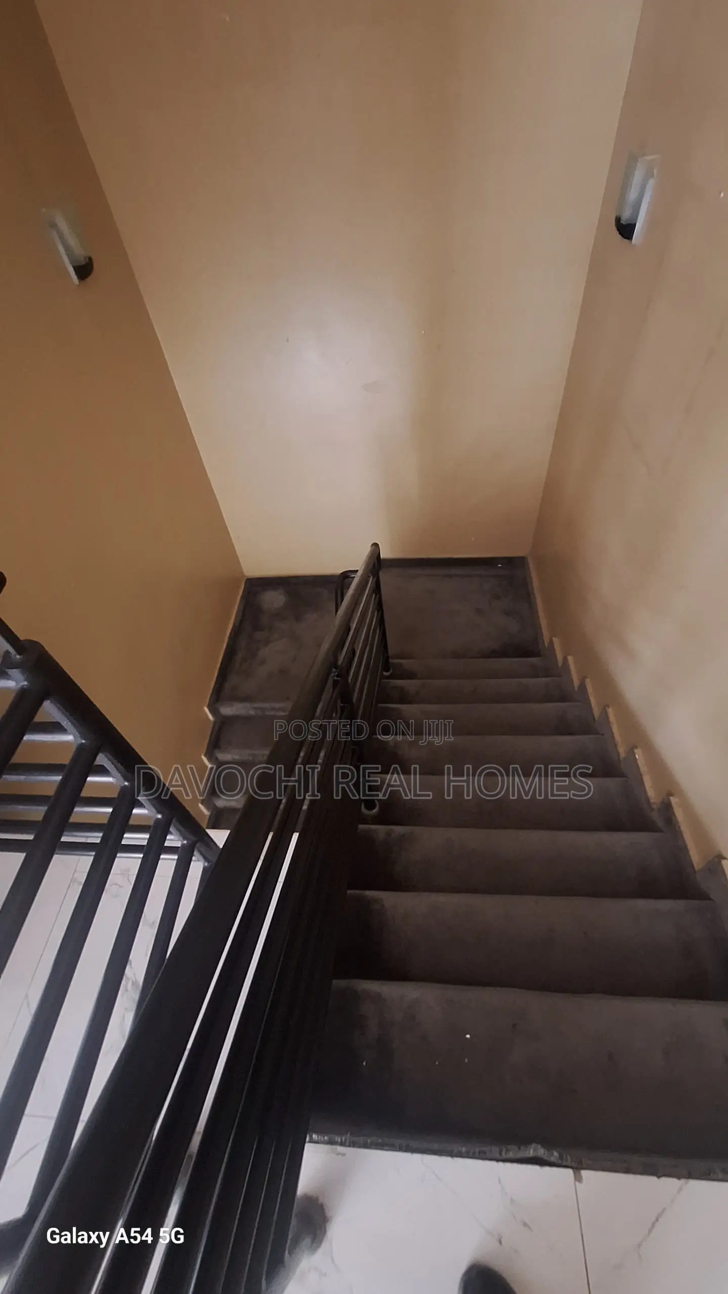3bdrm Duplex in Bakare Estate, for rent in Agungi