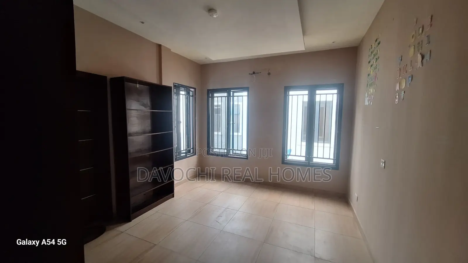 3bdrm Duplex in Bakare Estate, for rent in Agungi