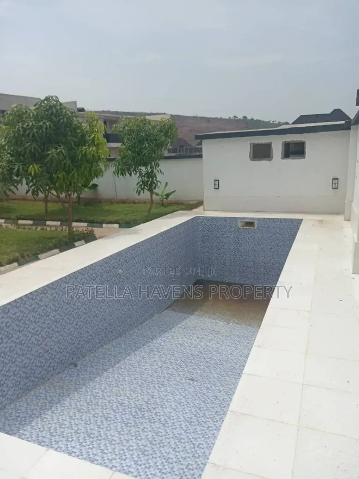 8bdrm Duplex in Apo Resettlement for sale in Apo Resettlement