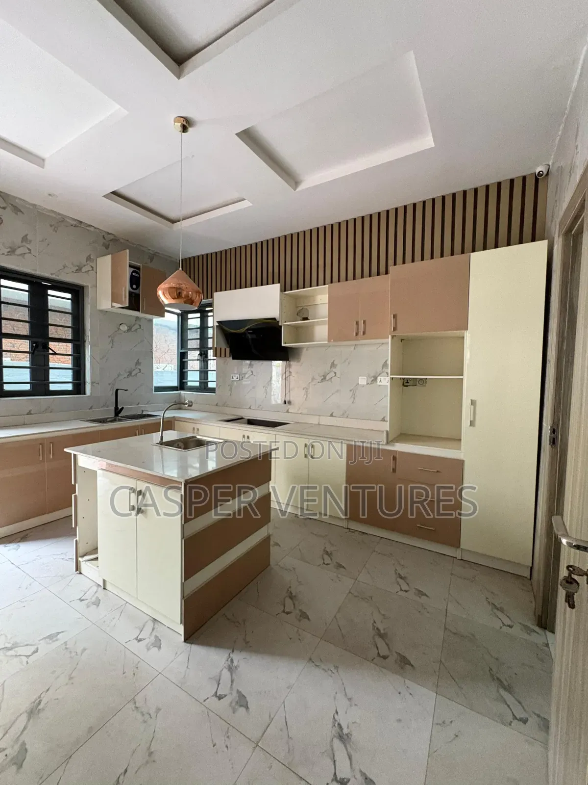 5bdrm Duplex in Chevron for sale in Chevron