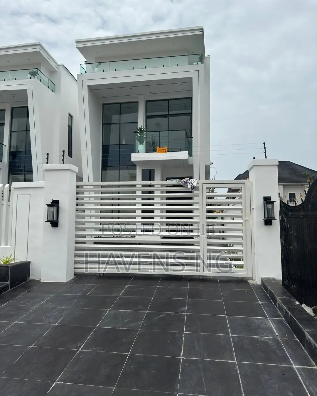 5bdrm Duplex in Chevron for sale in Chevron