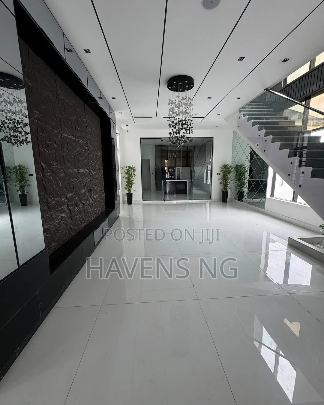 5bdrm Duplex in Chevron for sale in Chevron