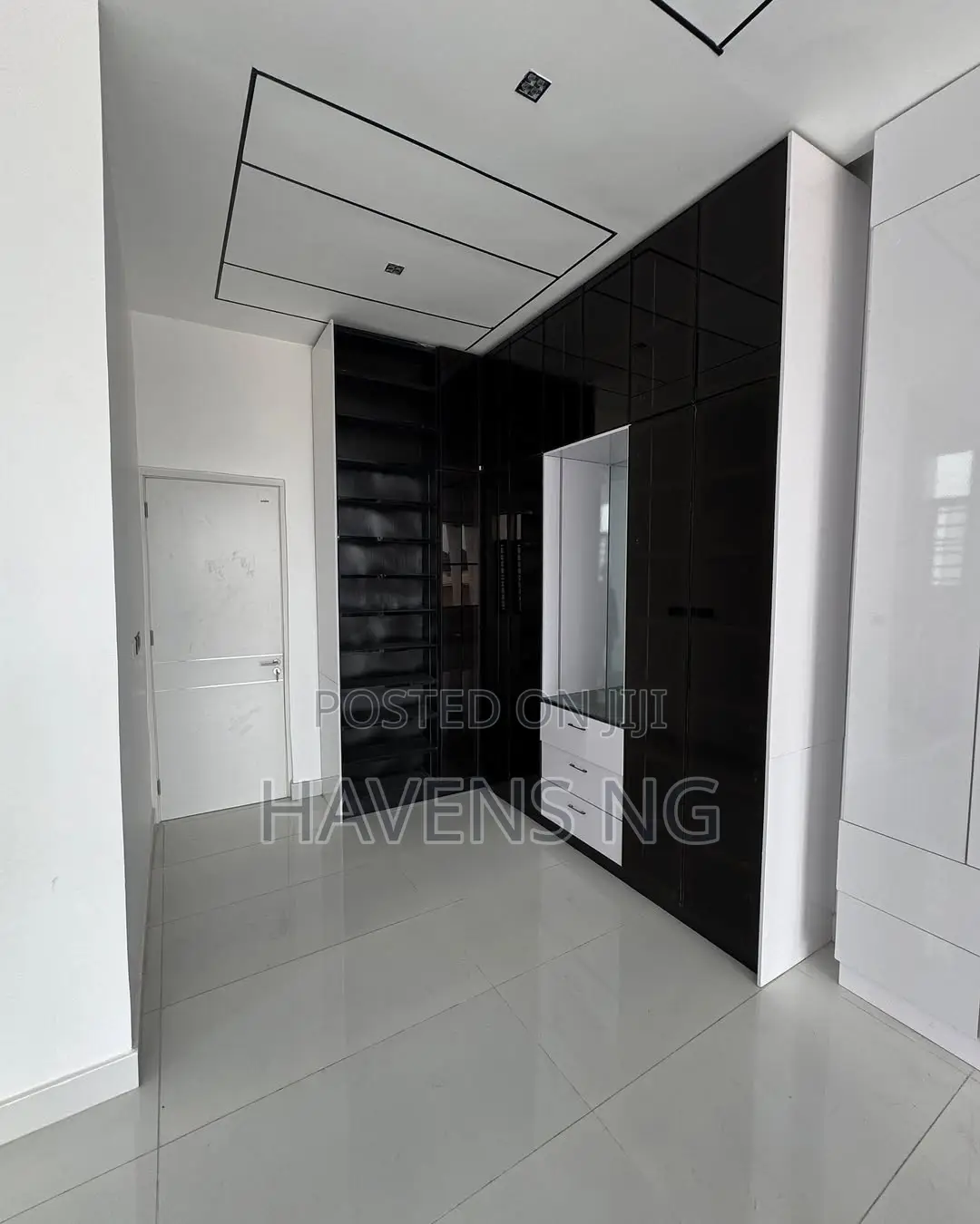 5bdrm Duplex in Chevron for sale in Chevron