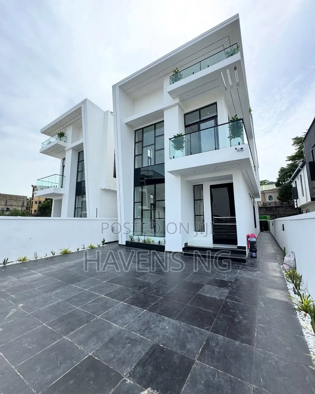 5bdrm Duplex in Chevron for sale in Chevron
