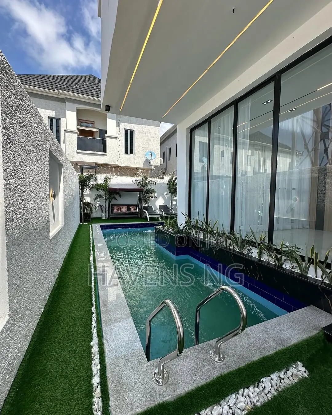 5bdrm Duplex in Chevron for sale in Chevron