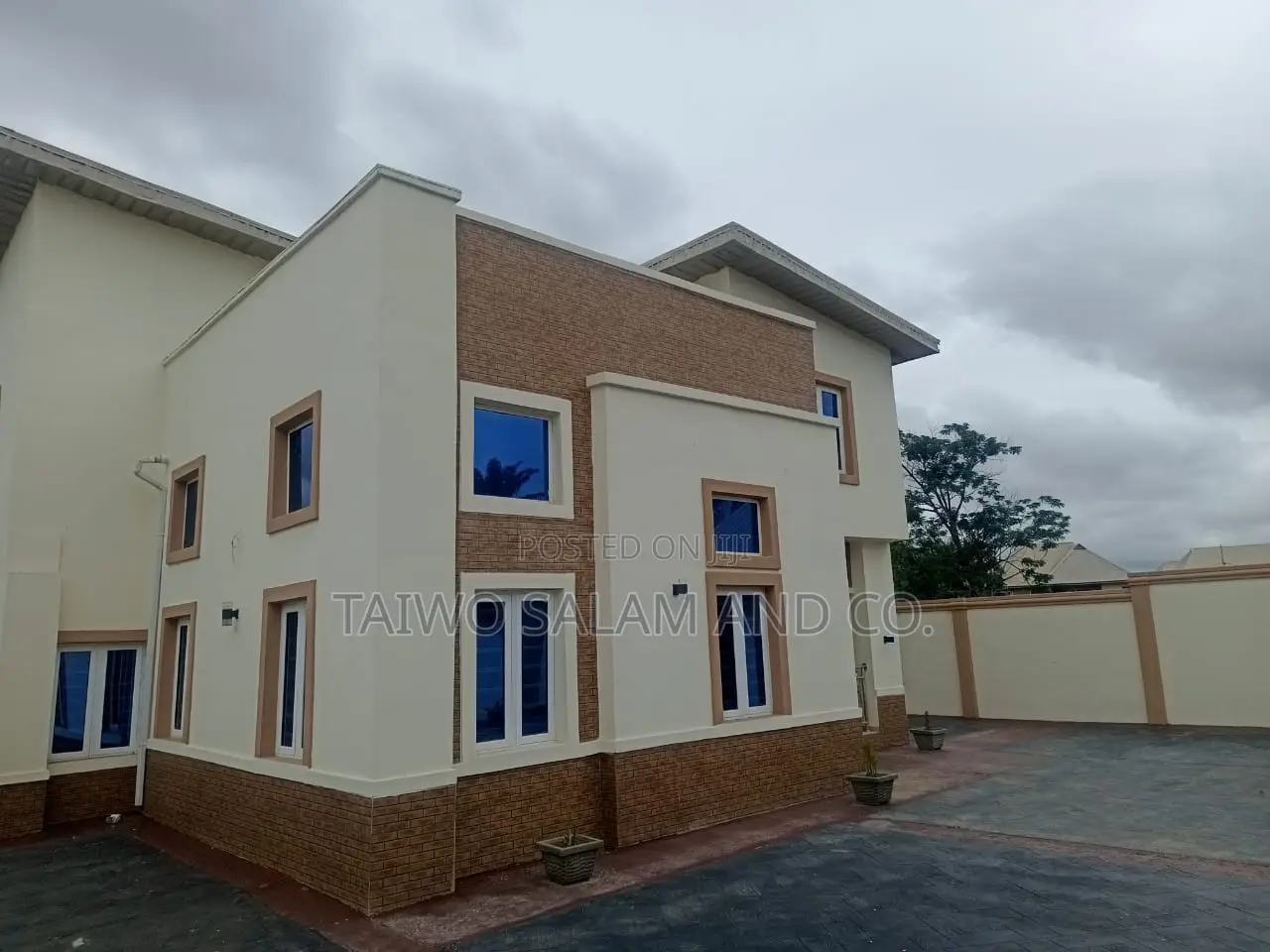 4bdrm Duplex in Alalubosa for sale in Alalubosa
