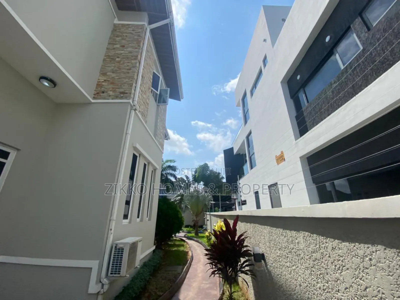 5bdrm Duplex in Osapa, Lekki for sale in Lekki
