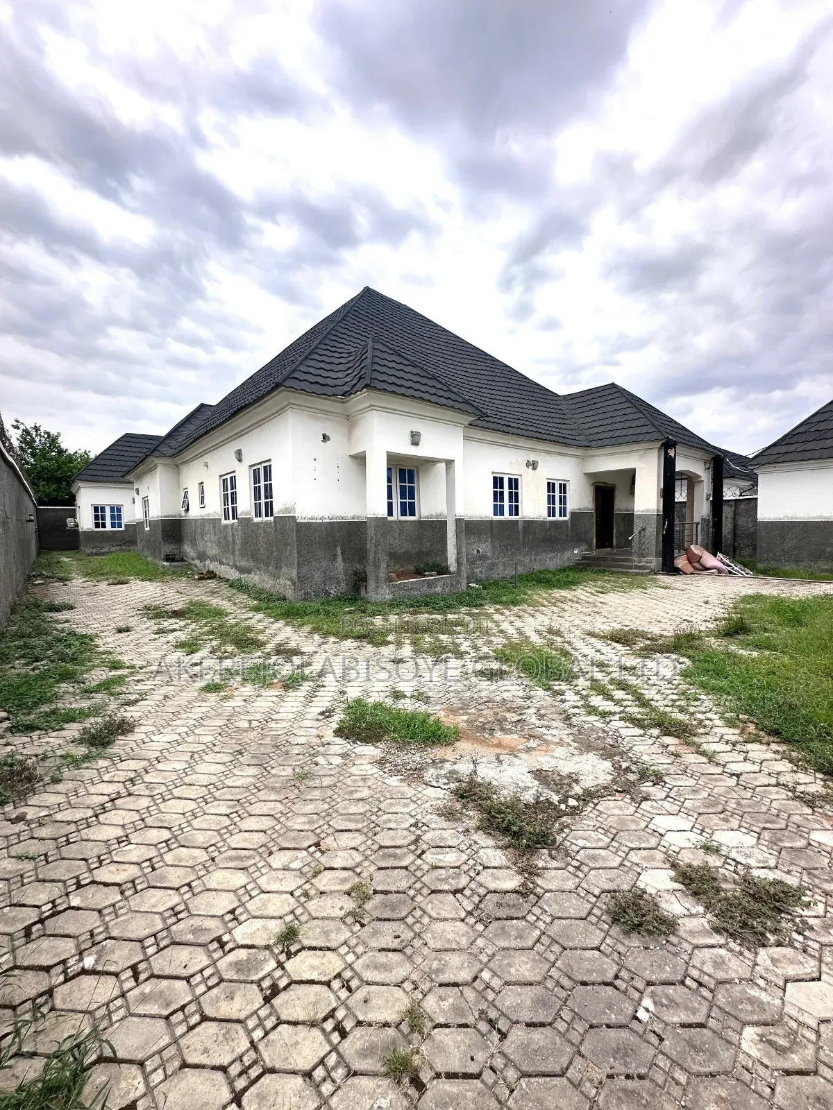 3bdrm Bungalow in In An Estate Close for sale in Gwarinpa