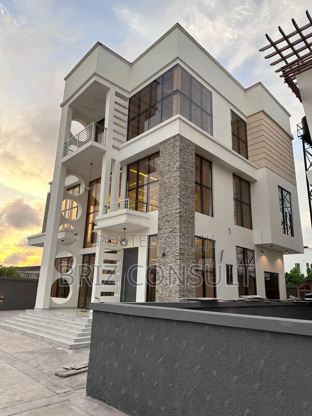 4 Bedroom With Bq + Pool in Lekki
