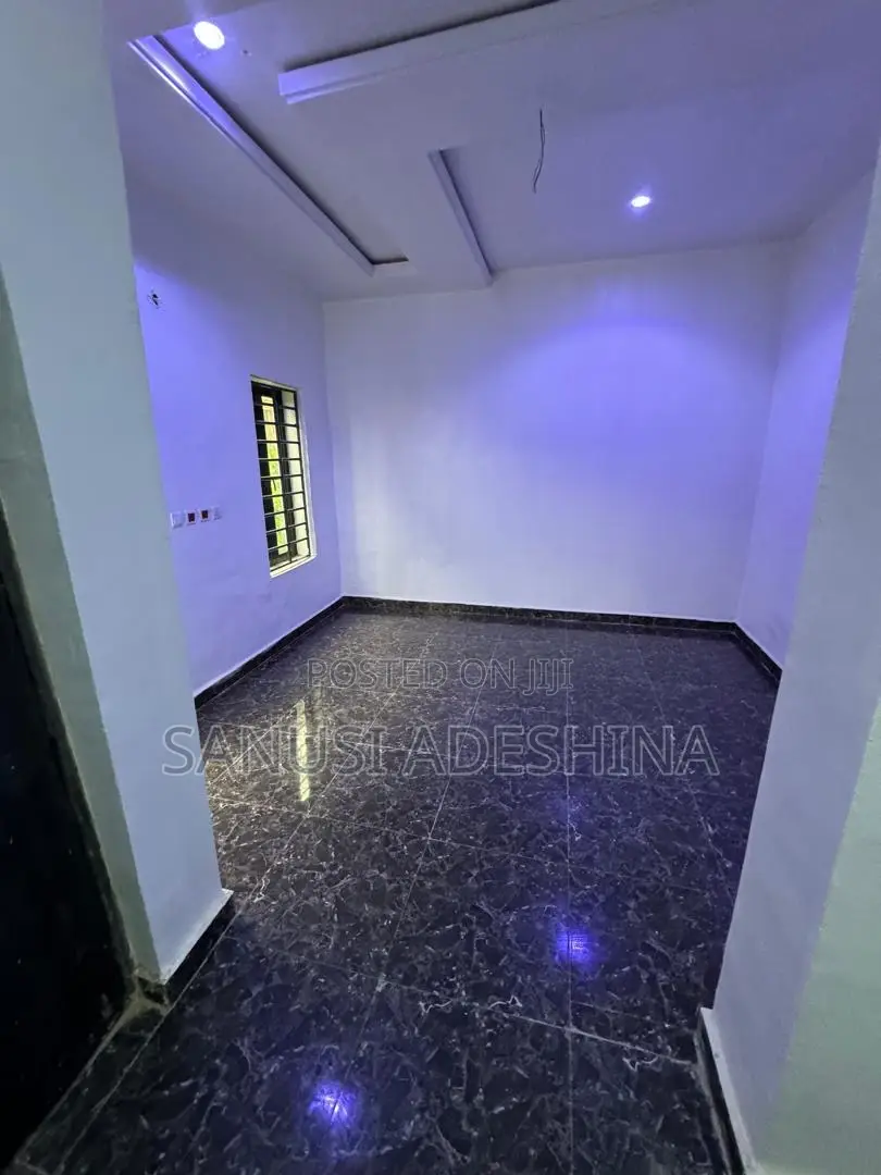 5bdrm Duplex in Jahi Gilmore,Fct for sale in Jahi