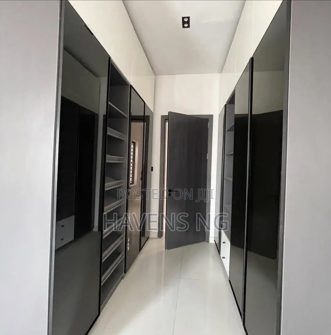 5bdrm Duplex in Lekki Phase 1 for sale in Lekki Phase 1