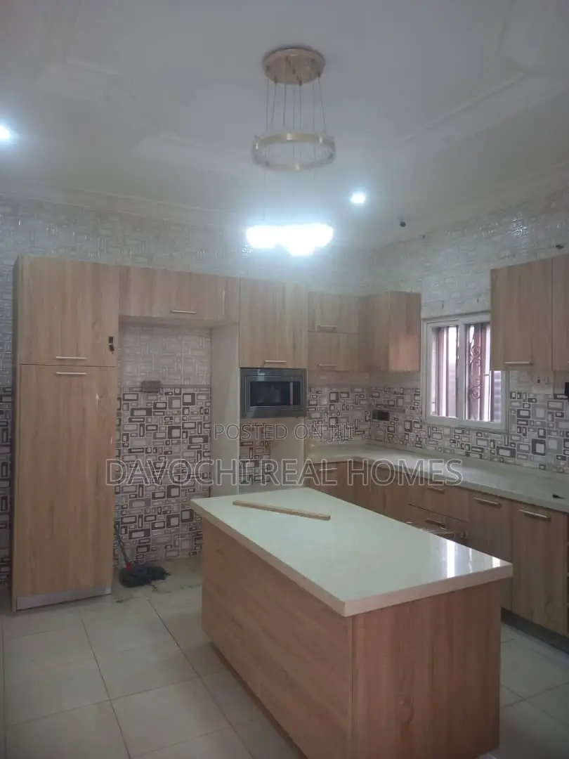 Furnished 6bdrm Duplex in Chevron for sale in Chevron