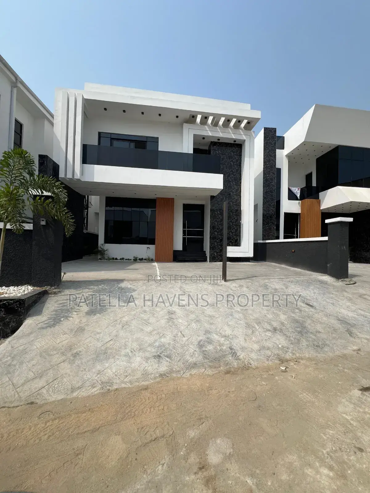4bdrm Duplex in Chevron for sale in Chevron