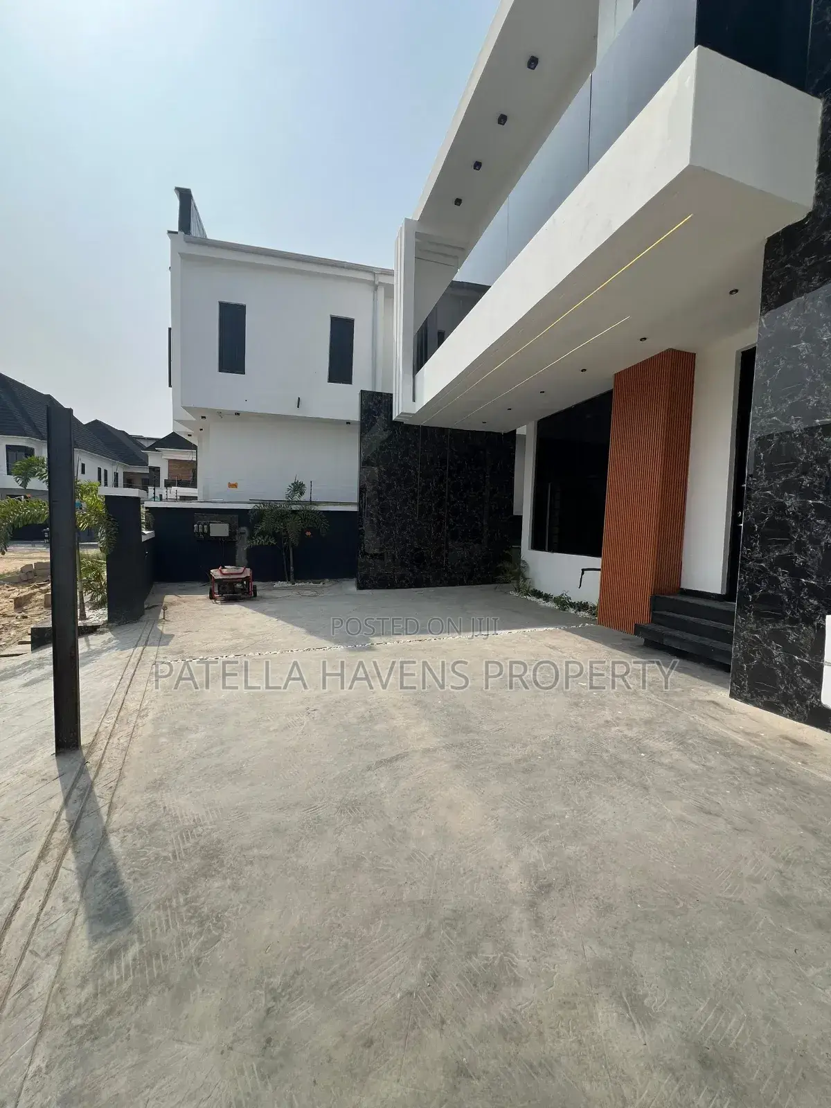 4bdrm Duplex in Chevron for sale in Chevron