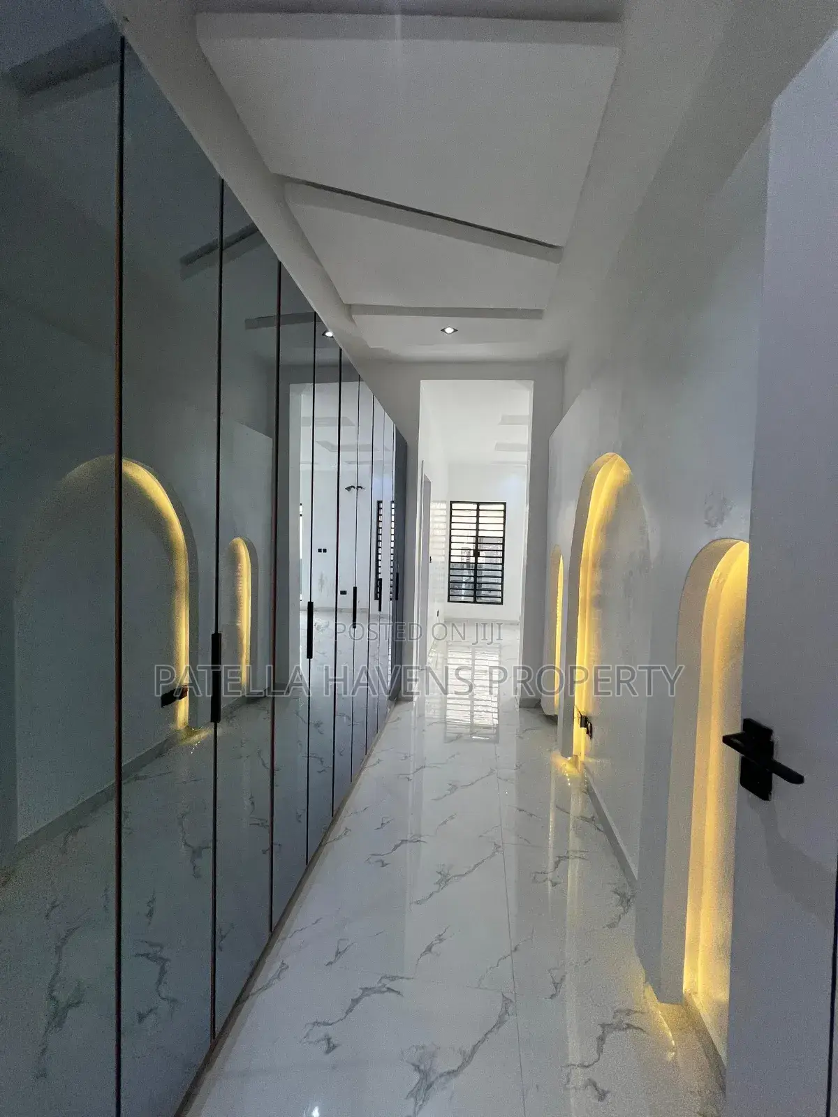 4bdrm Duplex in Chevron for sale in Chevron