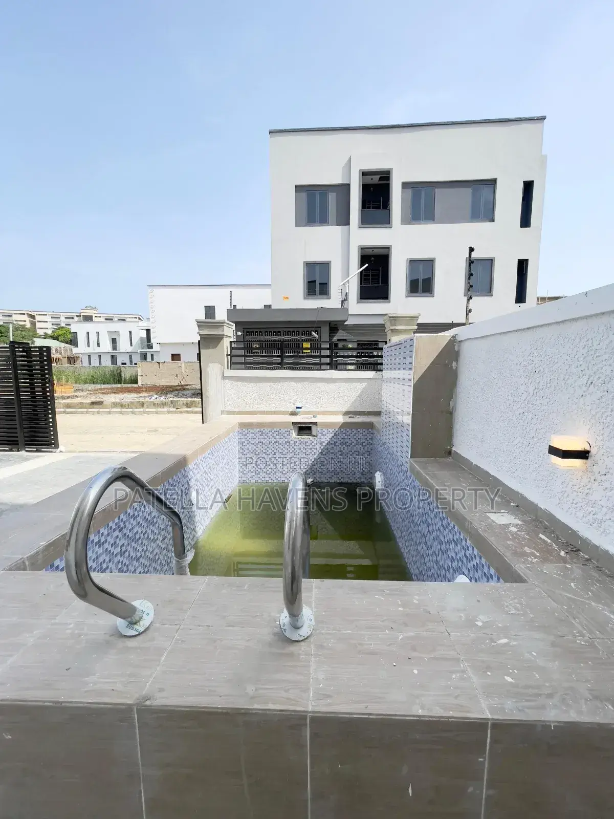 4bdrm Duplex in Chevron for sale in Chevron