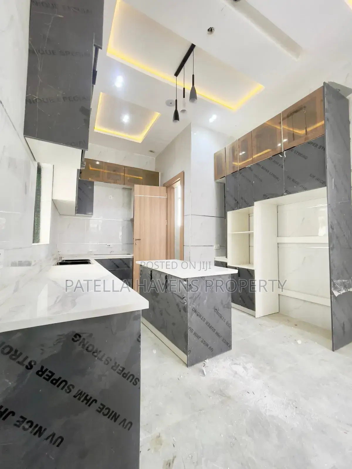 4bdrm Duplex in Chevron for sale in Chevron
