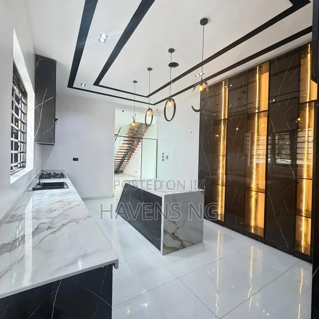 5bdrm Duplex in Ikota for sale in Ikota