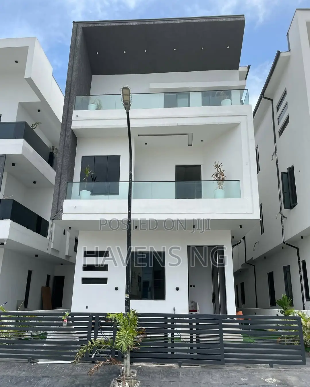 5bdrm Duplex in Chevron for sale in Chevron