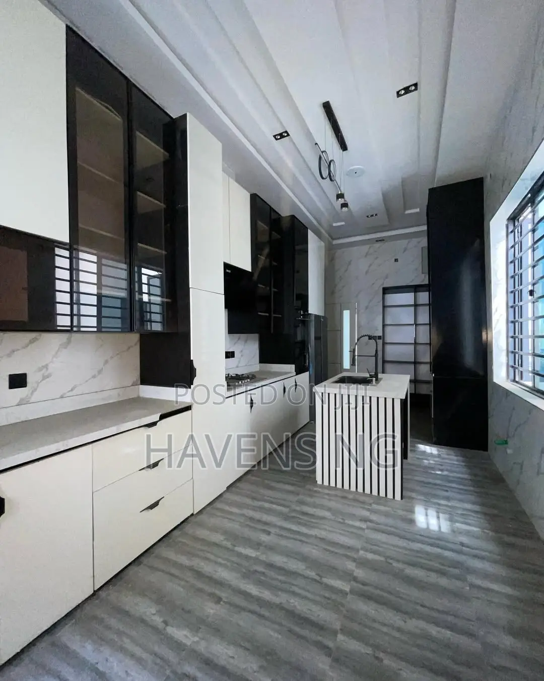 5bdrm Duplex in Chevron for sale in Chevron
