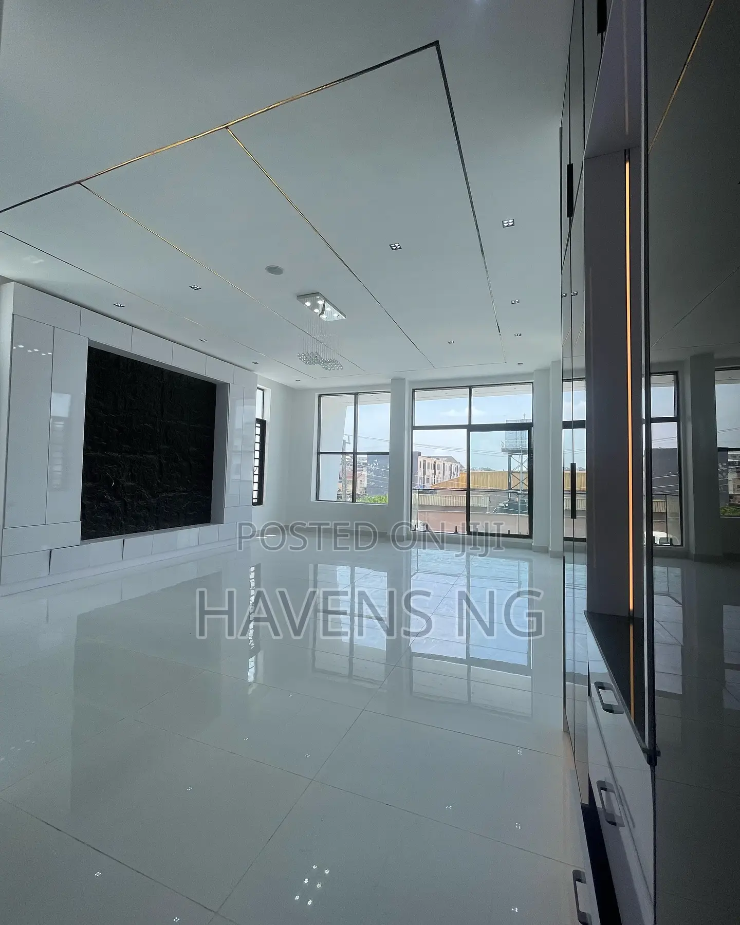 5bdrm Duplex in Chevron for sale in Chevron