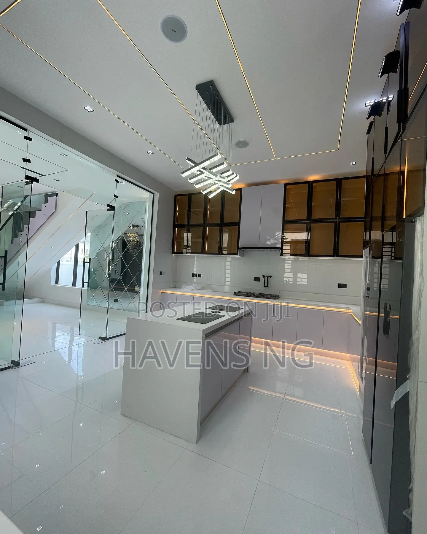 5bdrm Duplex in Chevron for sale in Chevron