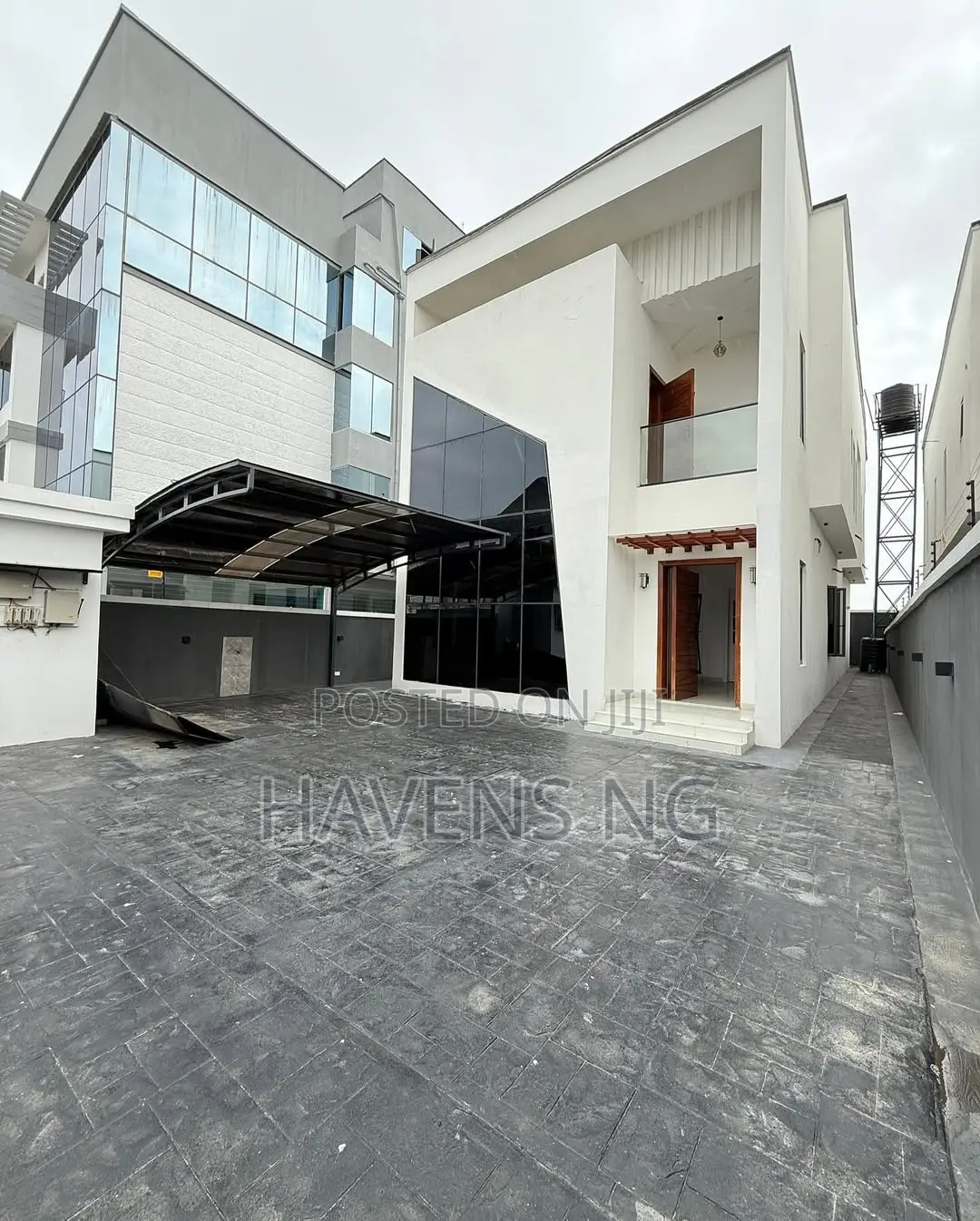 5bdrm Duplex in Chevron for sale in Chevron