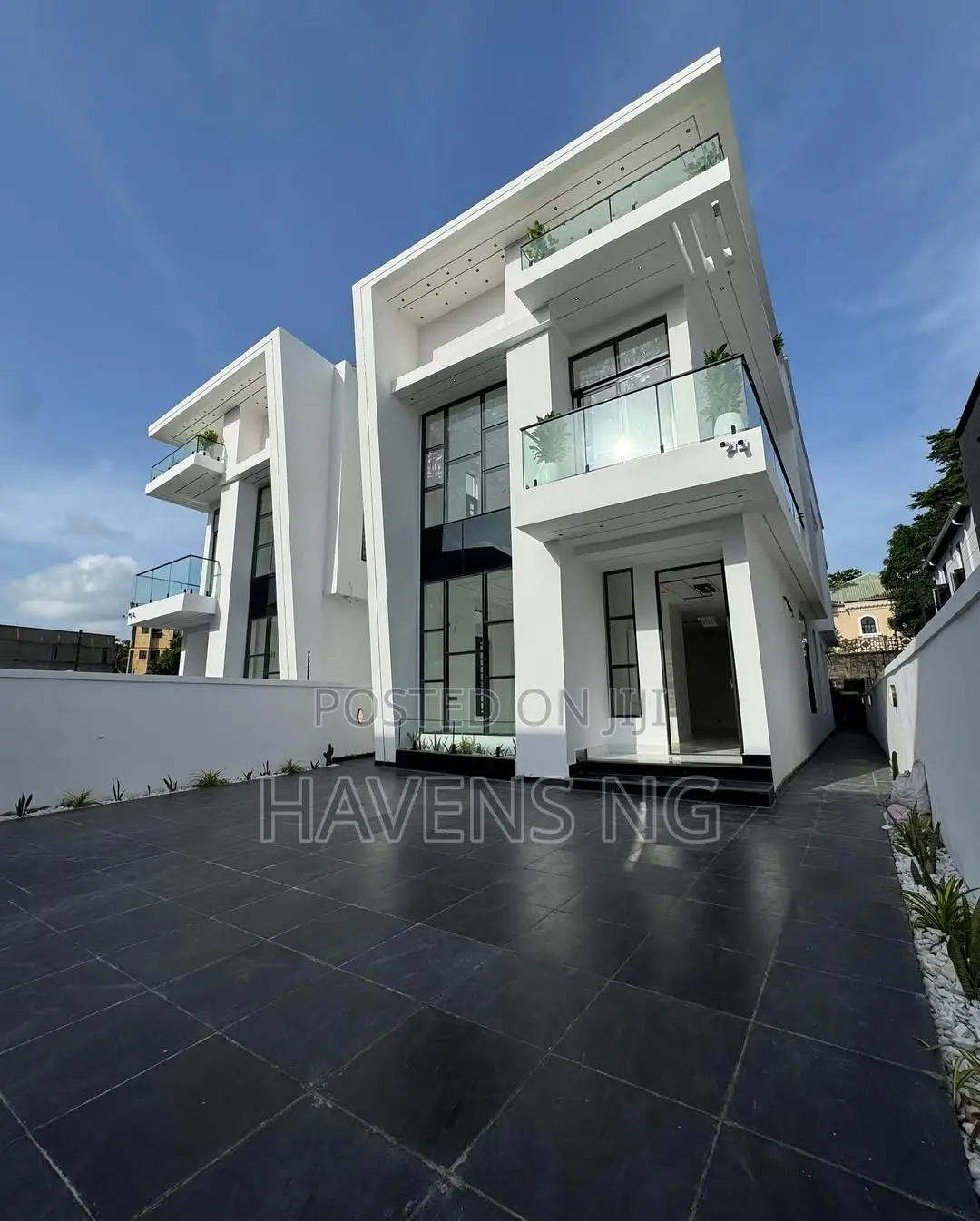 5bdrm Duplex in Chevron for sale in Chevron